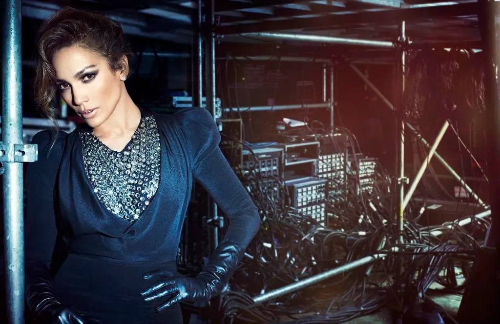 Jennifer Lopez hanging out backstage with the roadies in her leather opera gloves.