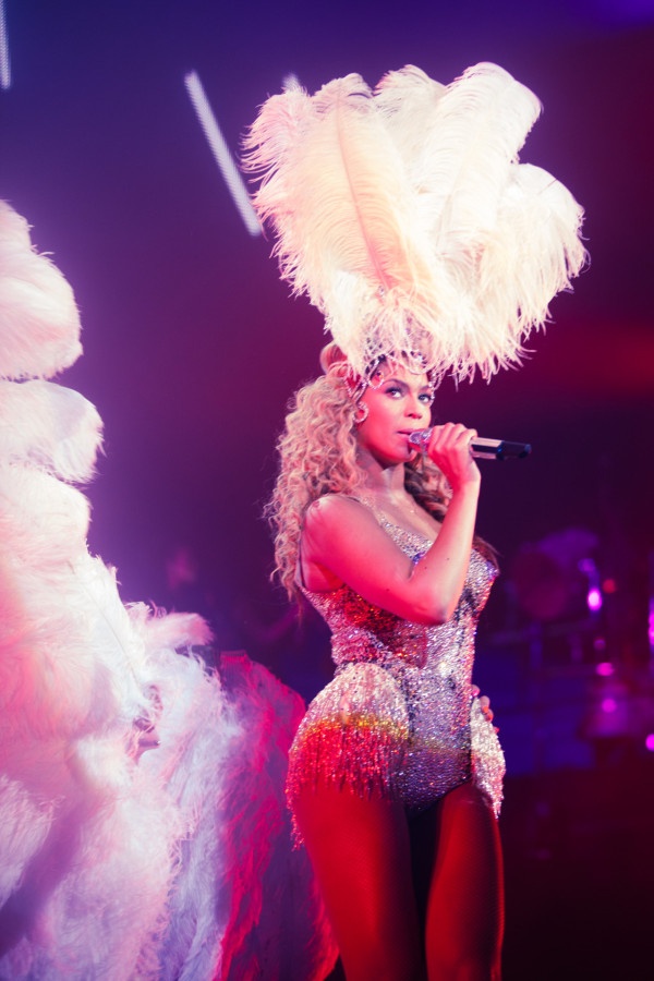 Showgirl Beyoncé At Revel performed in Ostrich Feather Costume and Theatrical Ostrich Feather Fan from The Feather Place! #BeyoncéAtRevel
