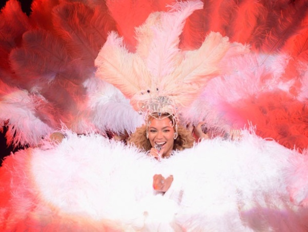 We love Beyonce especially when she shakes her little tail feathers in Custom made Ostrich Plume Theatrical Feather Fans by The Feather Place ! #BeyonceAtRevel #thefeatherplace